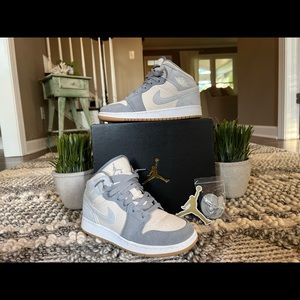 Nike Air Jordan 1 Mid SE (GS) Size 4.5Y Coconut Milk / Particle Grey